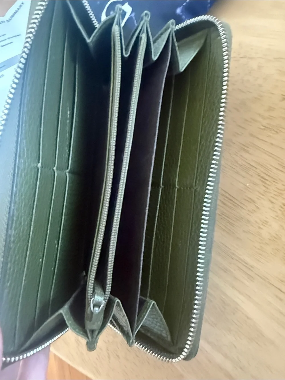 Gucci Green Pebbled Leather Zip Wallet with GG Logo w/ authentication + dust bag